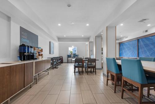 Food and beverages, Holiday Inn Express Destin E - Commons Mall Area By IHG in Destin Beachfront Food and beverages, Holiday Inn Express Destin E - Commons Mall Area By IHG in Destin Beachfront