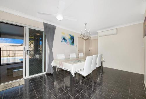 Faciliteiten, Entire Family Home with private pool in Mount Louisa Faciliteiten, Entire Family Home with private pool in Mount Louisa