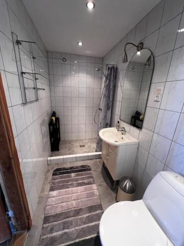 Bathroom, The Apartment @ Bloksgaard in Hirtshals Bathroom, The Apartment @ Bloksgaard in Hirtshals