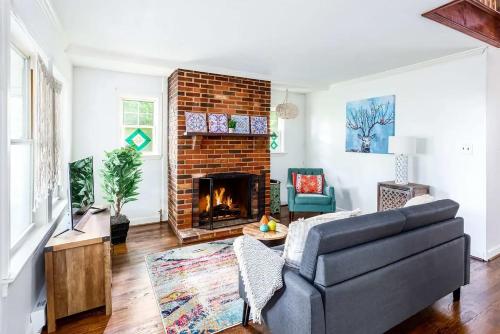 Cozy Cottage w Hot Tub, Fire Pit, WiFi & Sunroom! in Warrenton (VA) Cozy Cottage w Hot Tub, Fire Pit, WiFi & Sunroom! in Warrenton (VA)