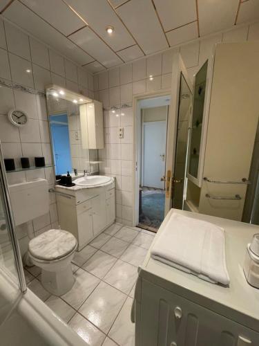ห้องน้ำ, Zentrales Rooftop-Apartment mit Balkon für bis zu 5 Personen (Zentrales Rooftop-Apartment mit Balkon fur bis zu 5 Personen) in มาร์ล ห้องน้ำ, Zentrales Rooftop-Apartment mit Balkon für bis zu 5 Personen (Zentrales Rooftop-Apartment mit Balkon fur bis zu 5 Personen) in มาร์ล
