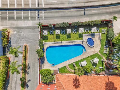 游泳池, 庫埃納瓦卡費斯塔旅館酒店 (Fiesta Inn Cuernavaca) in 庫埃納瓦卡 游泳池, 庫埃納瓦卡費斯塔旅館酒店 (Fiesta Inn Cuernavaca) in 庫埃納瓦卡