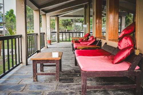 Балкон/тераса, OYO 556 Chitwan Riverside Resort in Chitwan Балкон/тераса, OYO 556 Chitwan Riverside Resort in Chitwan