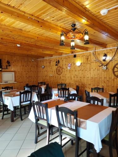 Étterem, Pensiunea La Taverna in Traisteni Étterem, Pensiunea La Taverna in Traisteni