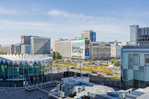 Beautiful Apartment with Balcony in Heart of Warsaw by Noclegi Renters
