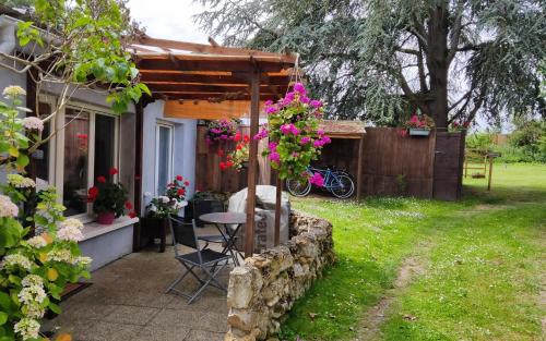 Petit cottage in Saint-Pierre-la-Garenne (Upper Normandie) Petit cottage in Saint-Pierre-la-Garenne (Upper Normandie)
