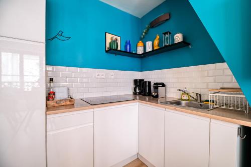 Kitchen, Le Cocon de Jeanne in Rue du Renard Kitchen, Le Cocon de Jeanne in Rue du Renard