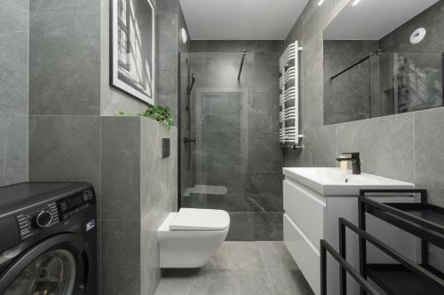 Kamar Mandi, Eleganckie Studio we Wrocławiu z Parkingiem i Biurkiem do Pracy Zdalnej by Noclegi Renters (Eleganckie Studio we Wroclawiu z Parkingiem i Biurkiem do Pracy Zdalnej by Noclegi Renters) in Nowy Dwór Kamar Mandi, Eleganckie Studio we Wrocławiu z Parkingiem i Biurkiem do Pracy Zdalnej by Noclegi Renters (Eleganckie Studio we Wroclawiu z Parkingiem i Biurkiem do Pracy Zdalnej by Noclegi Renters) in Nowy Dwór