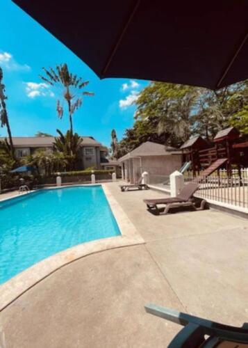 Úszómedence, Metrotel Express near Ramón Villeda Morales nemzetközi repülőtér Úszómedence, Metrotel Express near Ramón Villeda Morales nemzetközi repülőtér