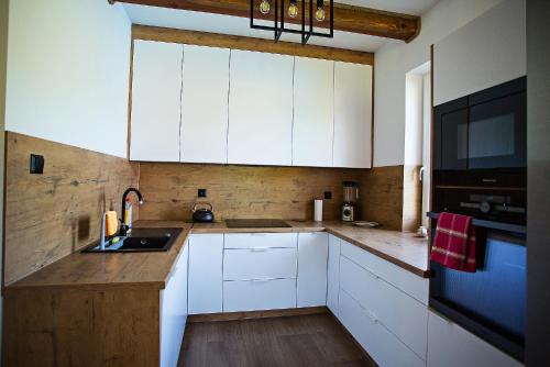 Konyha, Biały Domek Sucha Rzeczka (Bialy Domek Sucha Rzeczka) in Serwy Konyha, Biały Domek Sucha Rzeczka (Bialy Domek Sucha Rzeczka) in Serwy