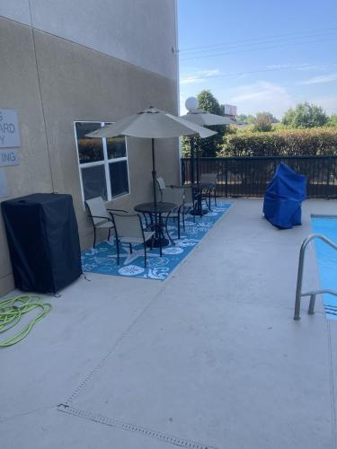 游泳池, 伯靈頓伊隆麗怡酒店 (Country Inn & Suites by Radisson, Burlington (Elon), NC) in 北卡羅來納州伯靈頓 (NC) 游泳池, 伯靈頓伊隆麗怡酒店 (Country Inn & Suites by Radisson, Burlington (Elon), NC) in 北卡羅來納州伯靈頓 (NC)