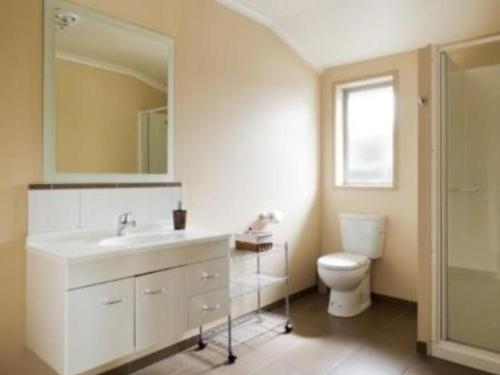 Bathroom, Scenicland Motels in Greymouth Bathroom, Scenicland Motels in Greymouth