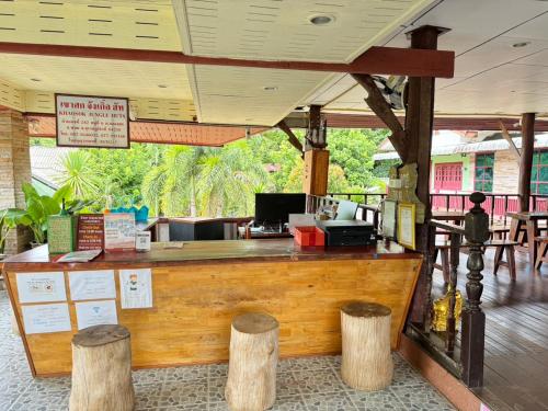 Lobby, Jungle Huts Resort in Khao Sok (Suratthani) Lobby, Jungle Huts Resort in Khao Sok (Suratthani)