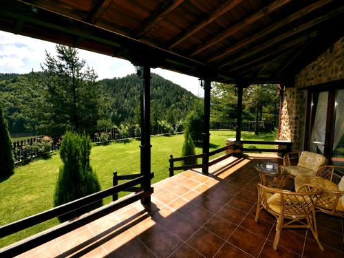 شرفة/ تراس, منتجع وسبا أورورا (Aurora Resort & Spa) in Berovo شرفة/ تراس, منتجع وسبا أورورا (Aurora Resort & Spa) in Berovo