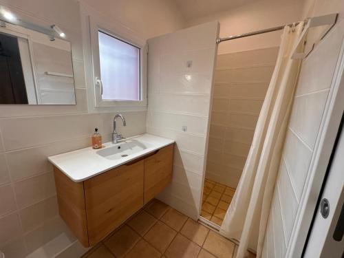 Bathroom, Apartment Lucioles - Strandnah mit Balkon und Meerblick by Riviera HomeLife in Antheor Bathroom, Apartment Lucioles - Strandnah mit Balkon und Meerblick by Riviera HomeLife in Antheor