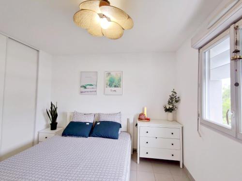 Bright & calm sea-view apartment