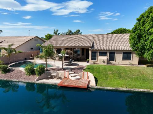 CRESCENT - Stunning Lake View with Pool, BBQ and Sunsets in ซันเลค CRESCENT - Stunning Lake View with Pool, BBQ and Sunsets in ซันเลค