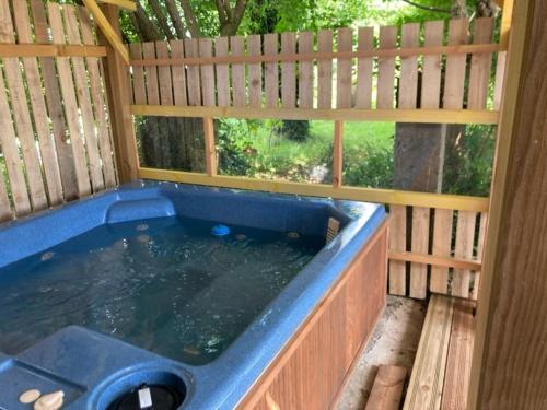 Hot tub, Au chants des Grenouilles in Moumour Hot tub, Au chants des Grenouilles in Moumour