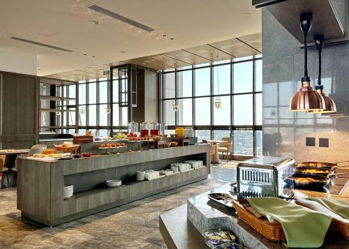 Food and beverages, DoubleTree by Hilton Beijing East Third Ring Road in Jinsong / Panjiayuan Food and beverages, DoubleTree by Hilton Beijing East Third Ring Road in Jinsong / Panjiayuan