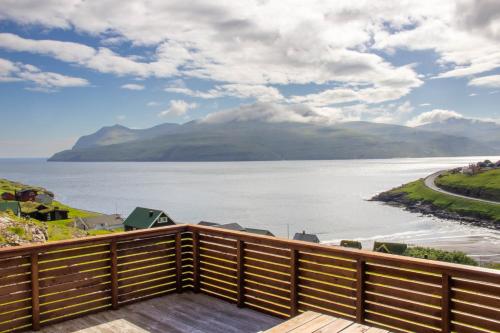 מרפסת, Sea & Mountain View 4 Bedroom in Hósvík מרפסת, Sea & Mountain View 4 Bedroom in Hósvík