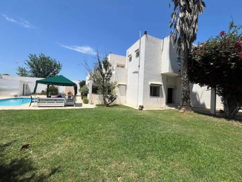 Luxurious villa with pool and beach access in Chatt Mariem Luxurious villa with pool and beach access in Chatt Mariem