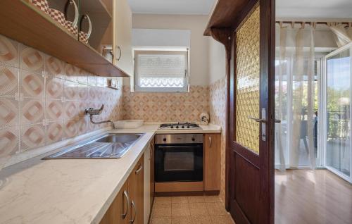 Konyha, 2 Bedroom Nice Apartment In Sibenik in Solaris Konyha, 2 Bedroom Nice Apartment In Sibenik in Solaris