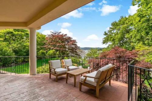 Hudson River Valley Estate New Listing in Stony Point (NY) Hudson River Valley Estate New Listing in Stony Point (NY)