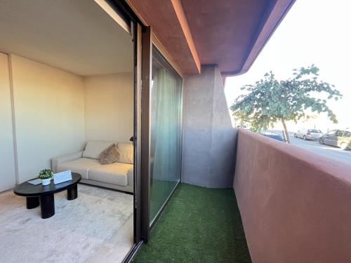 陽台/露台, Estudio de diseño con piscina by Gloove (Estudio de diseno con piscina by Gloove) in 埃爾帕爾馬 陽台/露台, Estudio de diseño con piscina by Gloove (Estudio de diseno con piscina by Gloove) in 埃爾帕爾馬
