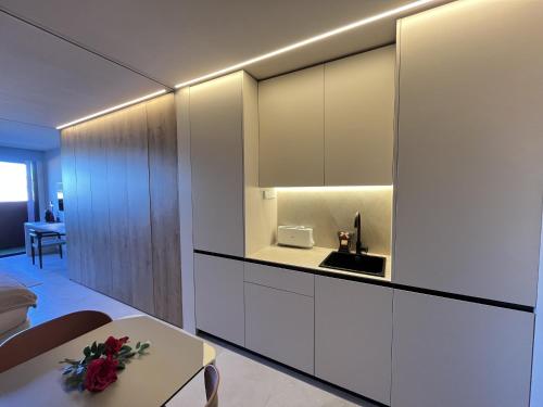 廚房, Estudio de diseño con piscina by Gloove (Estudio de diseno con piscina by Gloove) in 埃爾帕爾馬 廚房, Estudio de diseño con piscina by Gloove (Estudio de diseno con piscina by Gloove) in 埃爾帕爾馬