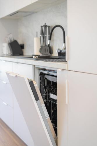 Køkken, KURŠIŲ VĖJAS apartamentai Svencelėje pirmame aukšte su terasa (KURSIU VEJAS apartamentai Svenceleje pirmame aukste su terasa) in Priekule Køkken, KURŠIŲ VĖJAS apartamentai Svencelėje pirmame aukšte su terasa (KURSIU VEJAS apartamentai Svenceleje pirmame aukste su terasa) in Priekule