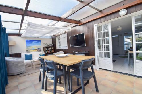 Le Chalet Ma Neizh - 4 pers avec jardin in Dinard Le Chalet Ma Neizh - 4 pers avec jardin in Dinard
