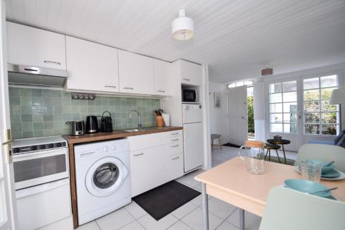 Le Chalet Ma Neizh - 4 pers avec jardin in Dinard Le Chalet Ma Neizh - 4 pers avec jardin in Dinard