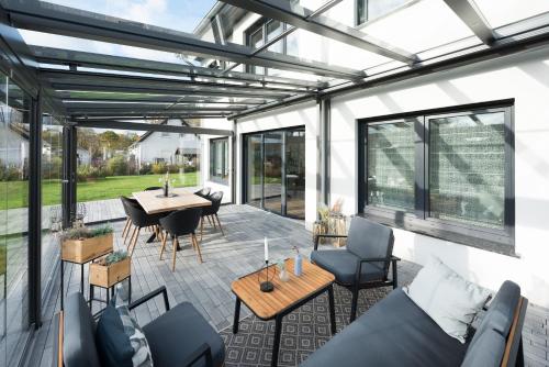 Erkély/terasz, BohnApartments Luxury City-Villa Hauptstadtblick-WLAN-Garten-Parkplätze (BohnApartments Luxury Villa Berlin - 210qm - Wintergarten - Kamin - 4 kostenlose Parkplatze - 6 Schl) in Birkenwerder Erkély/terasz, BohnApartments Luxury City-Villa Hauptstadtblick-WLAN-Garten-Parkplätze (BohnApartments Luxury Villa Berlin - 210qm - Wintergarten - Kamin - 4 kostenlose Parkplatze - 6 Schl) in Birkenwerder