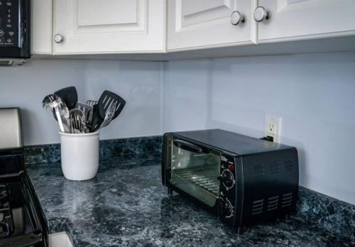 Konyha, Coastal Haven in West Dennis in West Dennis (MA) Konyha, Coastal Haven in West Dennis in West Dennis (MA)