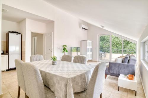 Szolgáltatások, Two-bedroom apartment with sea view in Prcanj Szolgáltatások, Two-bedroom apartment with sea view in Prcanj