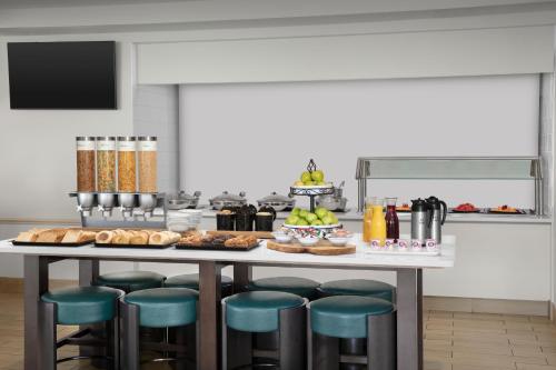 Food and beverages, Hilton Garden Inn Hoffman Estates Hotel in Hoffman Estates Food and beverages, Hilton Garden Inn Hoffman Estates Hotel in Hoffman Estates