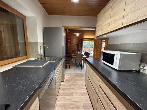 Chalet familial 10 pieces a Meribel, proche des pistes, avec cheminee et terrasse, 12 personnes - FR in Meribel Chalet familial 10 pieces a Meribel, proche des pistes, avec cheminee et terrasse, 12 personnes - FR in Meribel