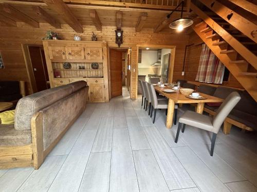 Chalet familial 10 pieces a Meribel, proche des pistes, avec cheminee et terrasse, 12 personnes - FR in Meribel Chalet familial 10 pieces a Meribel, proche des pistes, avec cheminee et terrasse, 12 personnes - FR in Meribel