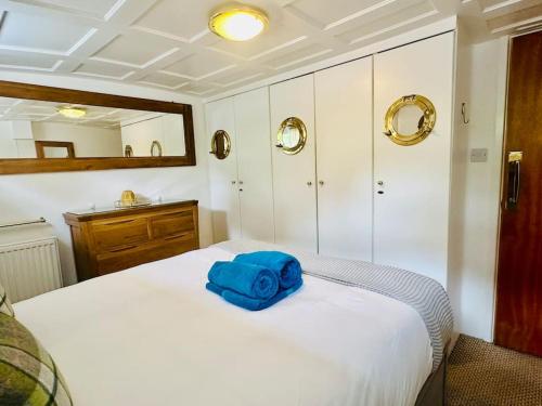 Unique Houseboat Experience I Central City Break