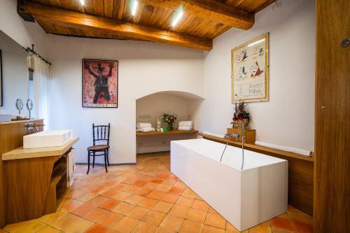 Fürdőszoba, Castello Di Postignano Relais in Sellano Fürdőszoba, Castello Di Postignano Relais in Sellano