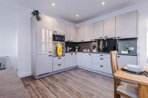 Kitchen, Beautiful Bradford 3 Bedroom Home Sleeps 8 with Parking by PureStay in Wyke Kitchen, Beautiful Bradford 3 Bedroom Home Sleeps 8 with Parking by PureStay in Wyke