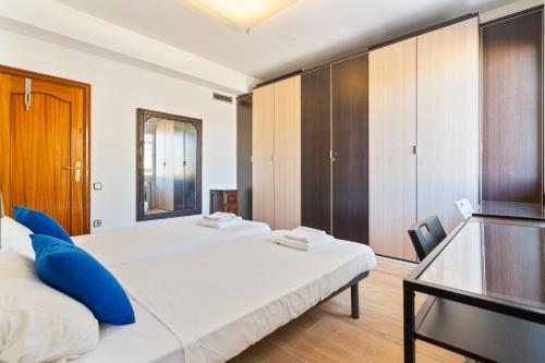 Chic 3br Retreat With Private Terrace