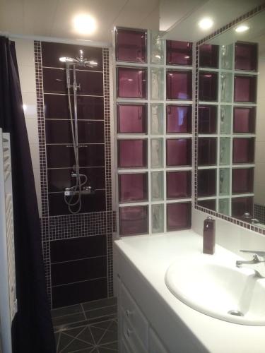 Zuhanyzó, Studio independant dans villa avec piscine a Gap in Gap Zuhanyzó, Studio independant dans villa avec piscine a Gap in Gap