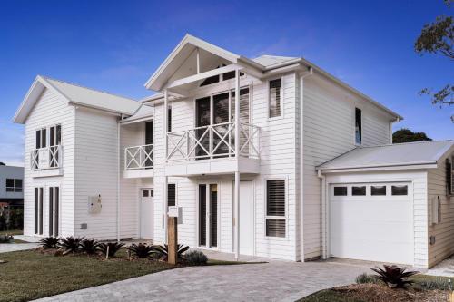The "SALTY PALM'S" By the Sea - TWO 3 BEDROOM HOME - Sleeps up to 8 in Kiama The "SALTY PALM'S" By the Sea - TWO 3 BEDROOM HOME - Sleeps up to 8 in Kiama