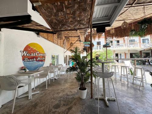Bar/lounge, West Coast Beach House in Moalboal Bar/lounge, West Coast Beach House in Moalboal