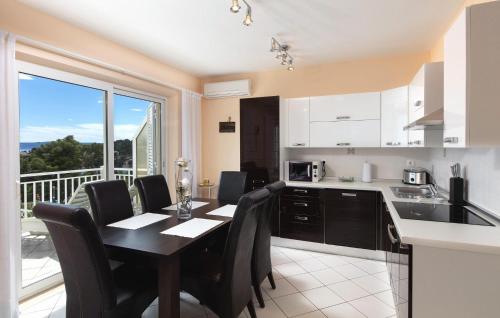 Konyha, Nice Home In Sumartin With Wifi in Sumartin Konyha, Nice Home In Sumartin With Wifi in Sumartin