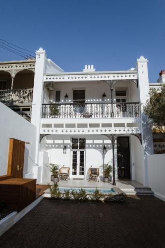 Immaculately styled and positioned with pool & bar