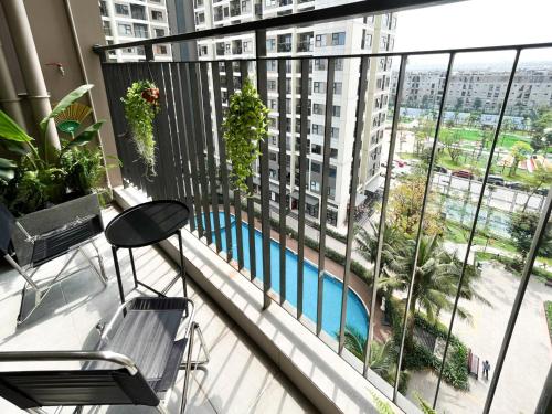 발코니/테라스, 2베드룸 빈홈즈 아파트먼트 스위밍풀 앤 빌라뷰 (2BR Vinhomes Apartment Swimming pool & villa view) in 자람 발코니/테라스, 2베드룸 빈홈즈 아파트먼트 스위밍풀 앤 빌라뷰 (2BR Vinhomes Apartment Swimming pool & villa view) in 자람