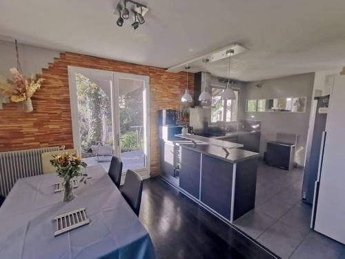 Maison au calme avec jardin proche Paris in Yerres Maison au calme avec jardin proche Paris in Yerres