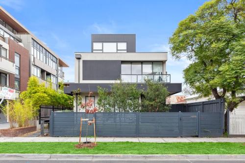Townhouse in Caulfield with Garage in Caulfield Townhouse in Caulfield with Garage in Caulfield